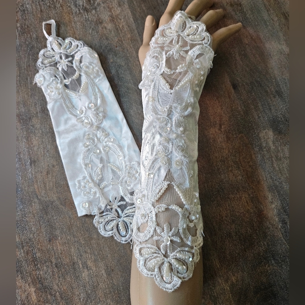 Elegant Bridal White Lace Fingerless Gloves